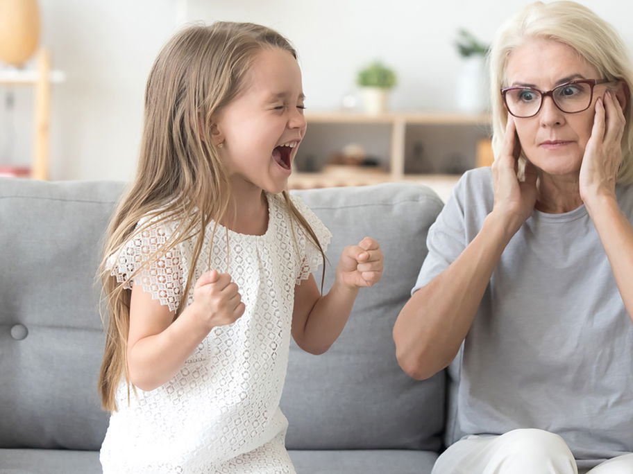 Zärtlichkeiten wie Omas Umarmungen sind lieb gemeint, aber auch Kinder haben ein Recht auf körperliche Selbstbestimmung.