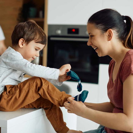 Familienberaterin über den besten Trick, damit dein Kind kooperiert