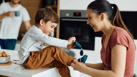 Familienberaterin über den besten Trick, damit dein Kind kooperiert
