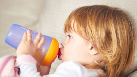 Brechdurchfall bei Kindern: So können Eltern helfen