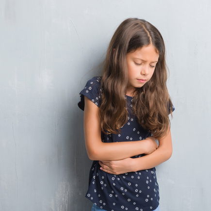 Bauchweh und Übelkeit bei Kindern: Diese Hausmittel können wirklich helfen!