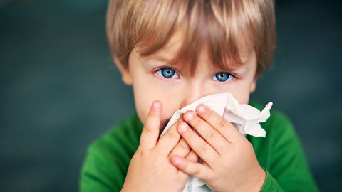 Hausmittel, die Kindern bei Erkältung wirklich helfen – mit Rezepten