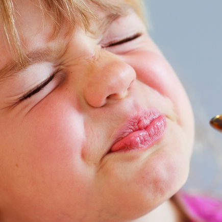 Dein Kind will keinen Fiebersaft nehmen? Das hilft wirklich! 