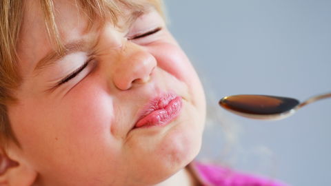 Dein Kind will keinen Fiebersaft nehmen? Das hilft wirklich! 