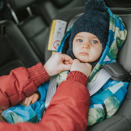 ADAC-Crashtest zeigt: So gefährlich ist eine Winterjacke im Autositz!