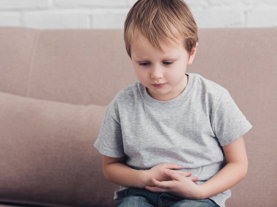 Auch seelischer Stress kann sich bei Kindern als Bauchweh äußern.