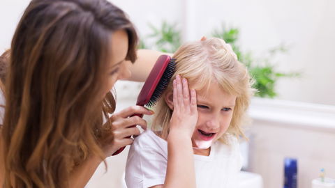 Kindern die Haare kämmen ohne Ziepen – die besten Experten-Tipps