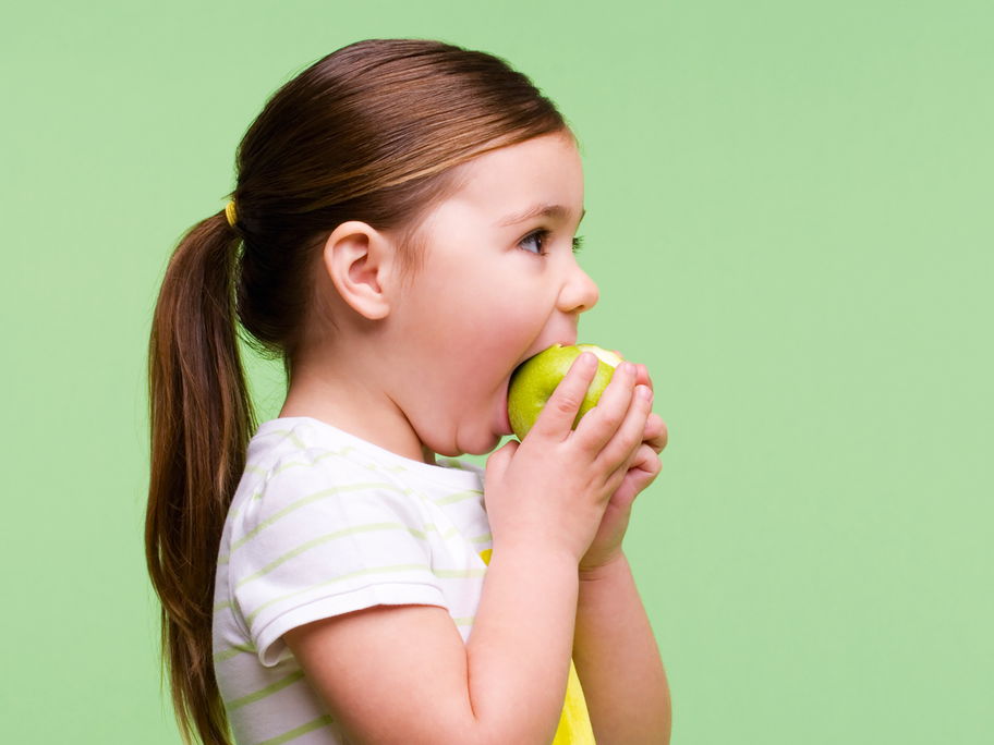 Eltern sollten bei Kindern auf eine zahngesunde Ernährung achten.