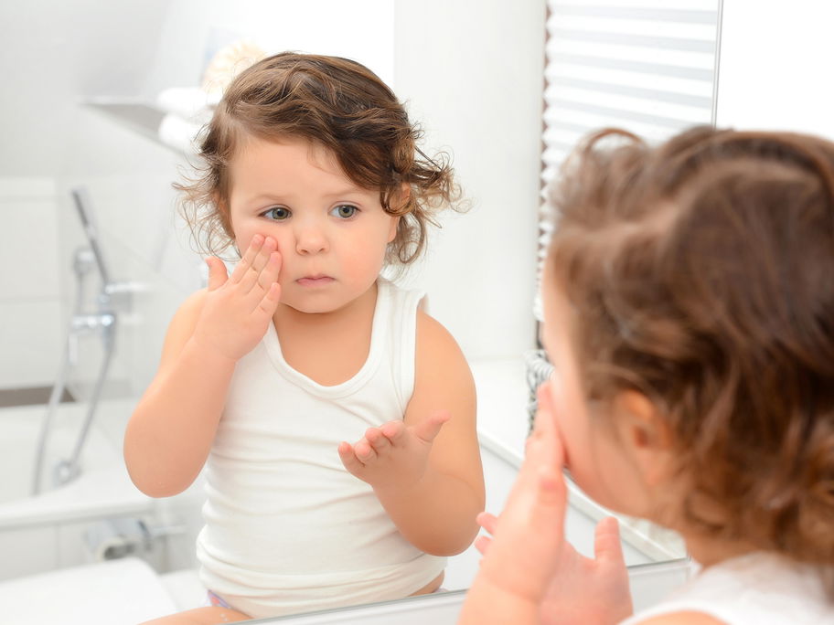 Trockene Haut kommt bei Kindern – gerade im Winter – häufig vor.