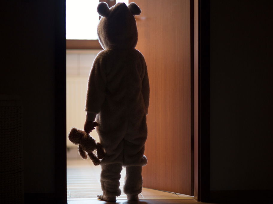 Wenn Kinder nachts schlafwandeln, sollten Eltern am nächsten Morgen mit ihnen über mögliche Sorgen sprechen.