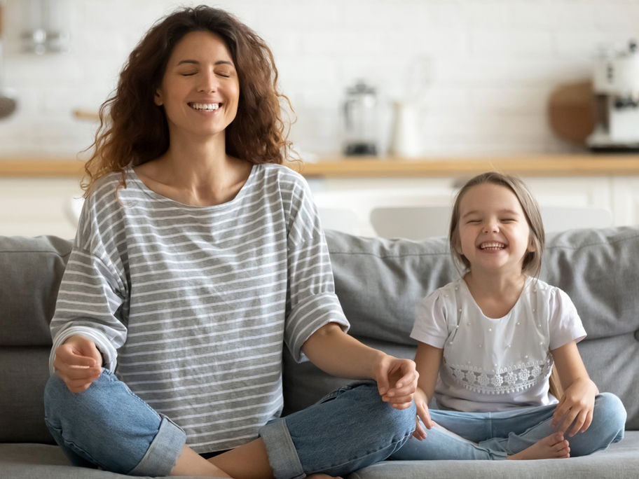 Meditieren mit Kindern macht nicht nur Spaß, es hilft den Kleinen auch abzuschalten.