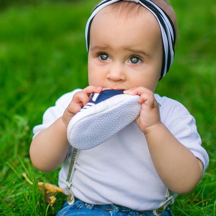 Wie gefährlich ist es wirklich, wenn kleine Kinder mit Alltagsgegenständen spielen? 
