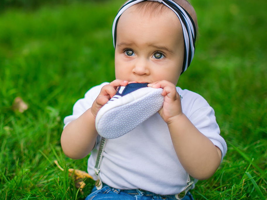 Schuhe, Schlüssel, Kabel – Alltagsgegenstände, die die Aufmerksamkeit von Kindern erwecken und auch gerne mal in den Mund genommen werden.