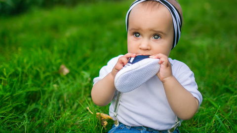 Wie gefährlich ist es wirklich, wenn kleine Kinder mit Alltagsgegenständen spielen? 