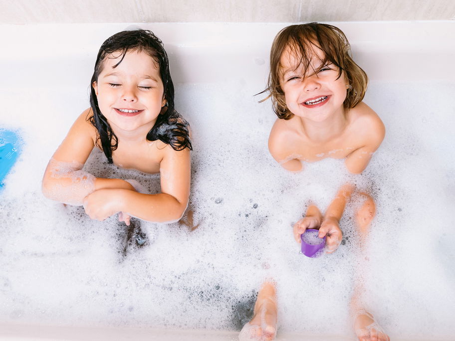 Mit Badezusatz macht Kindern das Planschen in der Wanne noch viel mehr Spaß.