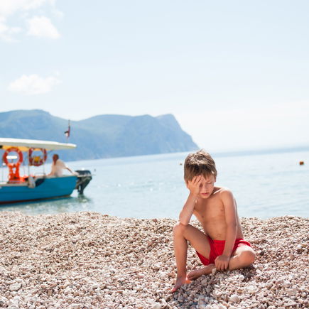 Sicher durch die heißen Tage: Tipps gegen Sonnenstich und Hitzschlag bei Kindern