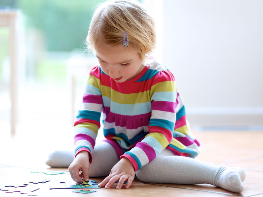 Kinder sitzen gerne im W-Sitz, wenn sie am Boden spielen.