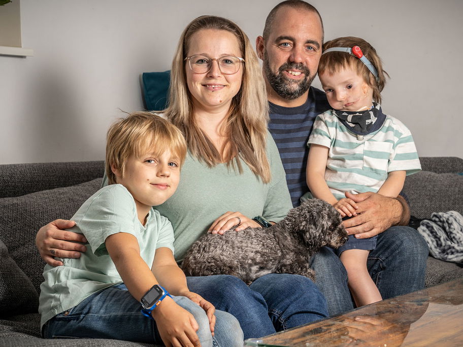 Mama Vivien und und Papa Dominik mit ihren beiden Söhnen Neo und Lex.