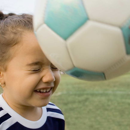 Sind Kopfbälle beim Fußball für Kinder gefährlich?
