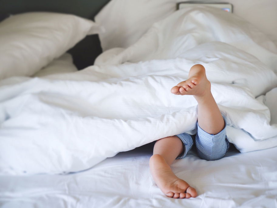 Gewichtsdecken sollen auch Kindern dabei helfen, besser zu schlafen.