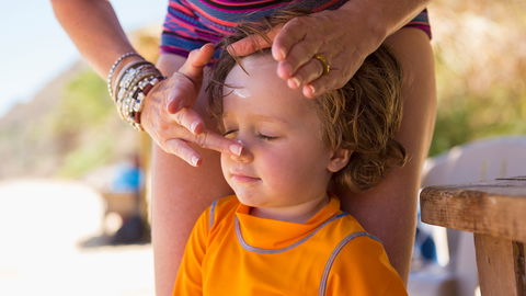 Mama teilt Geheimtipp für kleine Sonnencreme-Hasser: "Das war ein Game-Changer!"