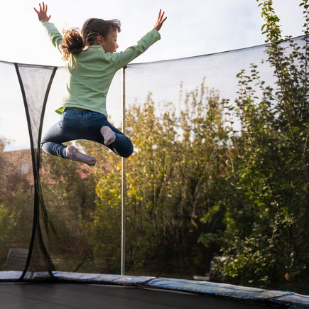 Trampolinspringen: So sorgt ihr dafür, dass eure Kinder sicher hüpfen