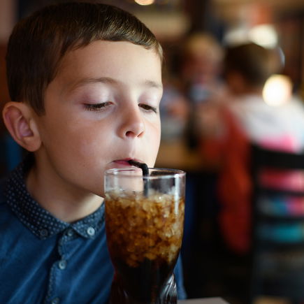 Zucker- und Koffeinbombe: Erst ab diesem Alter solltet ihr Kindern mal eine Cola erlauben