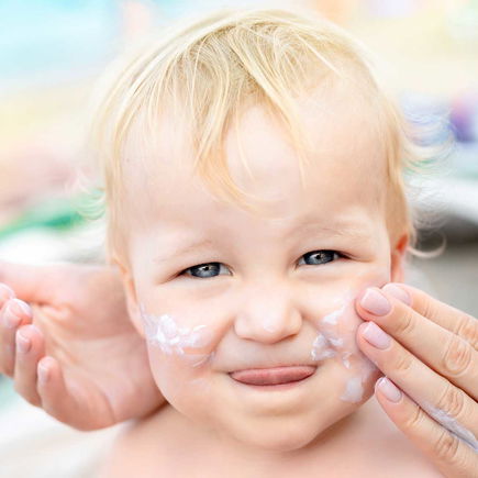 Muss man Sonnencreme abends wirklich abwaschen?