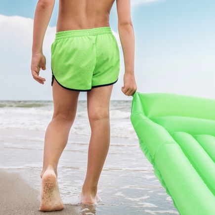 Autsch! Warum das Netz in der Badehose für kleine Jungs schmerzhaft werden kann