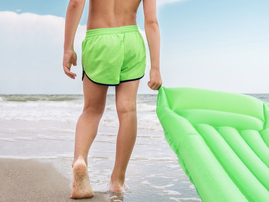 Wenn die Vorhaut im Netz der Badeshorts stecken bleibt, kann das ordentlich schmerzhaft sein.