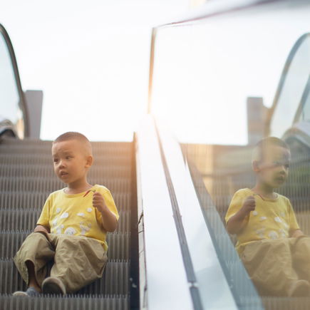 Unfallgefahr: Vorsicht mit Kindern auf der Rolltreppe