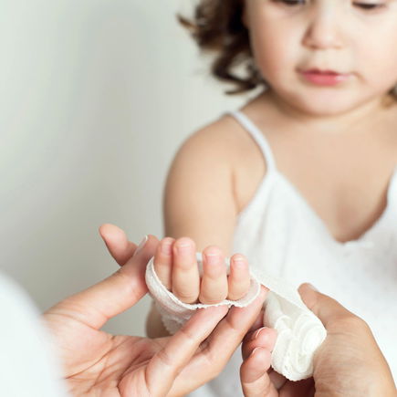 Finger eingeklemmt: Ab zum Arzt oder zu Hause behandeln?