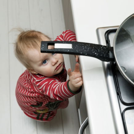 Verbrühungen und Verbrennungen bei Kindern: So reagiert ihr richtig