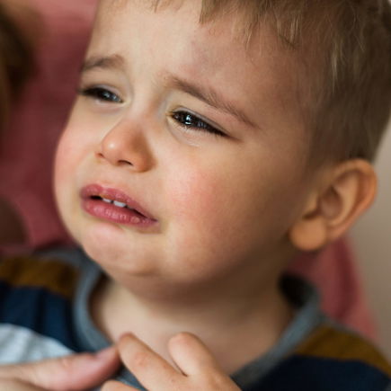 Schmerzen bei Kindern: Was dürfen wir als Eltern tun?