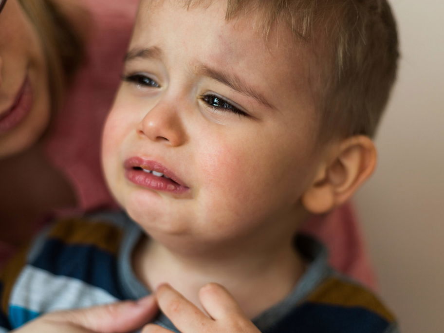 Wie schlimm die Schmerzen bei Kindern wirklich sind, können Eltern oft schwer einschätzen.