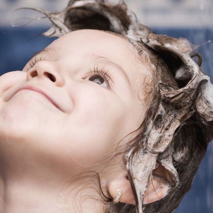 Warum ihr eure Kinder nicht unter der Dusche pinkeln lassen solltet