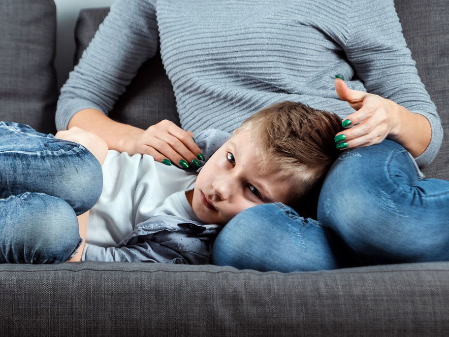 Bei einer Blinddarmentzündung ziehen Kinder im Liegen oft die Beine an.
