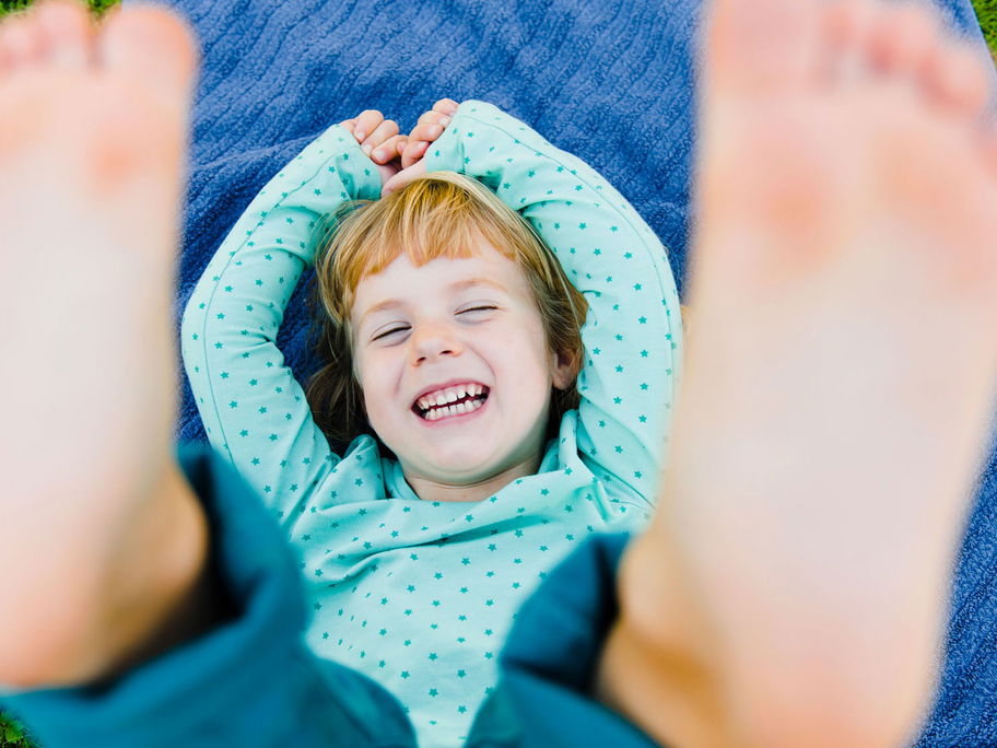 Warzen bei Kindern finden sich häufig an Händen und Füßen.