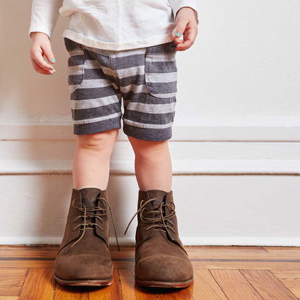Gebrauchte Kinderkleidung: Darauf müsst ihr achten