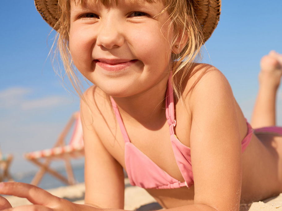 Hitzige Debatte im Internet: Sind Bikinis für Kinder unangemessen?