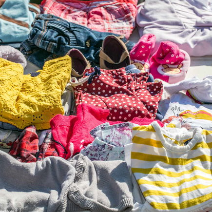 Kinderkleidung verkaufen: Die besten Tipps für Flohmarkt, Vinted, Ebay und Co.