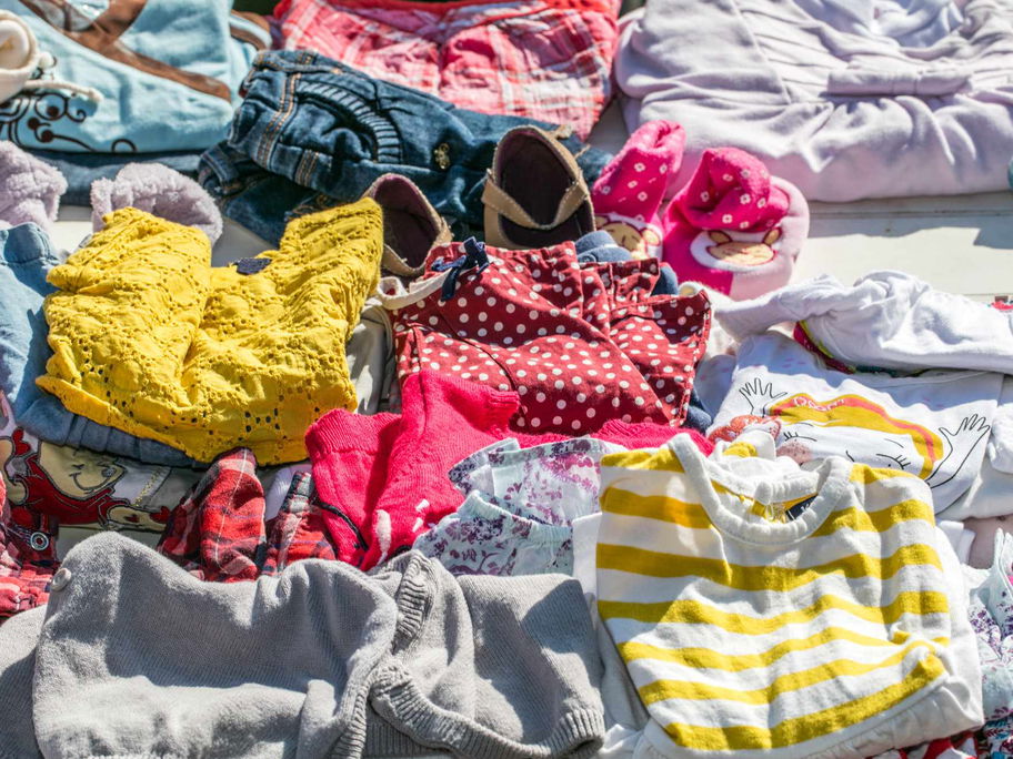 Auf dem Flohmarkt die alten Kinderklamotten loswerden? Super Sache! Nur leider wird man nie ALLES los ...