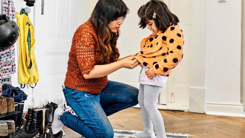 Mit diesem Trick können kleine Kinder selber ihre Jacke anziehen