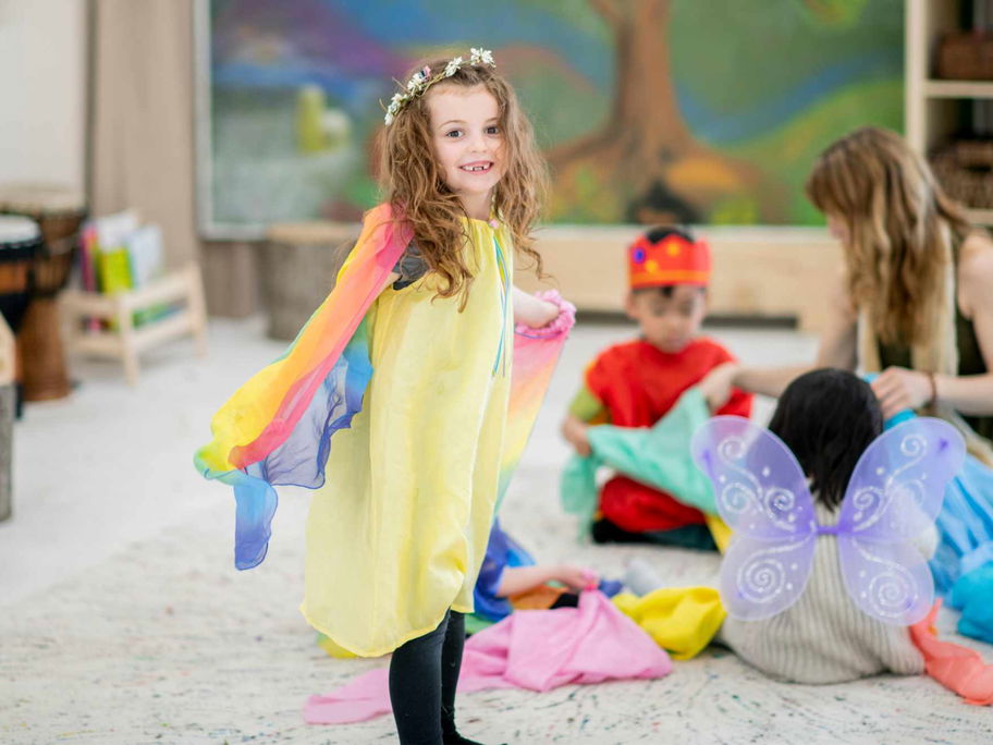 Verkleidet als kleine Fee in den Kindergarten? Geht natürlich auch mal, aber es gibt sicher praktischere Kleidung für die Kita.