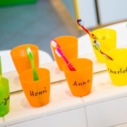 Zähne putzen im Kindergarten: Sinnvoll oder schädlich?