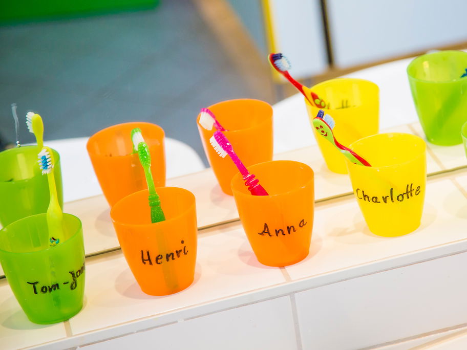 Zähne putzen im Kindergarten – Eltern und Erzieher sind nicht immer der gleichen Meinung.