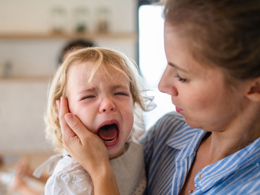 Schlechte Laune nach dem Kindergarten kann bei kleinen Kindern häufig vorkommen.