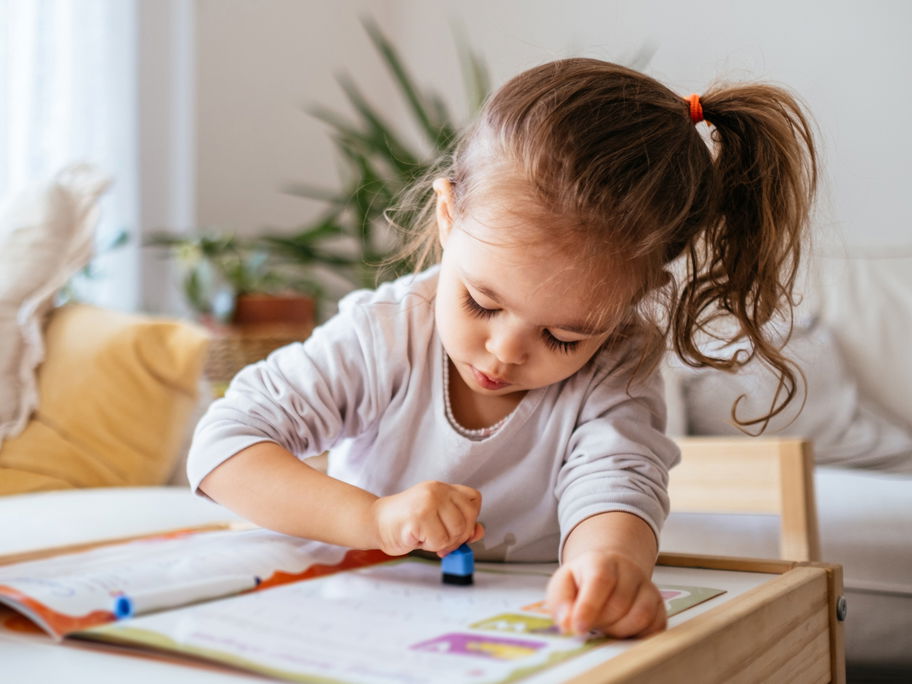 Viele Kinder malen Kindergarten-Freundebücher mit Hingabe aus.