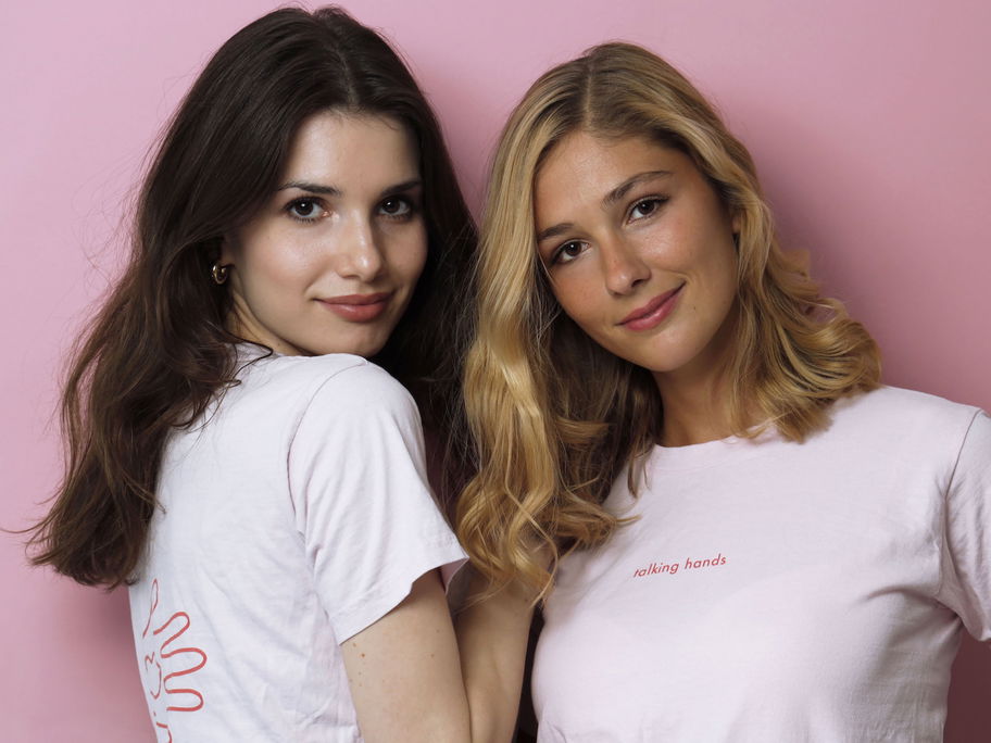 Maria Möller (re.) und Laura Mohn haben gemeinsam studiert und anschließend ihr "Talking Hands" gegründet.