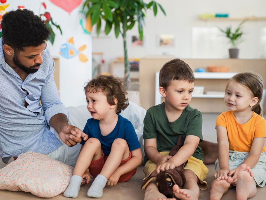 "Ich will zu Mama!" – wenn Kinder nach Hause wollen, müssen Erzieher Überzeugungsarbeit leisten ... oder Mama anrufen.